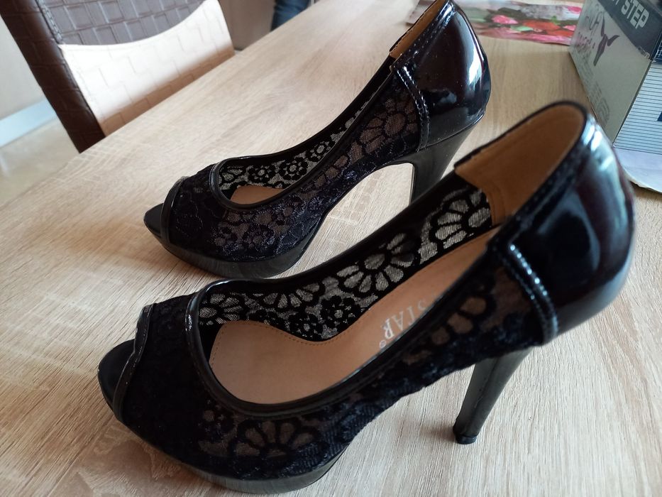 Pantofi cu toc,de gala,marimea 36.Pret.30 lei.