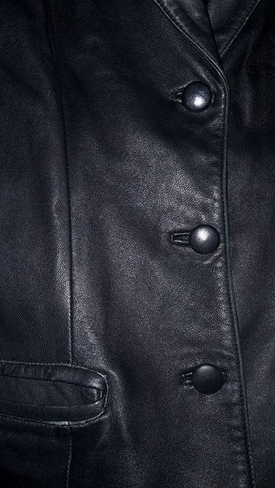 Черная кожаная куртка