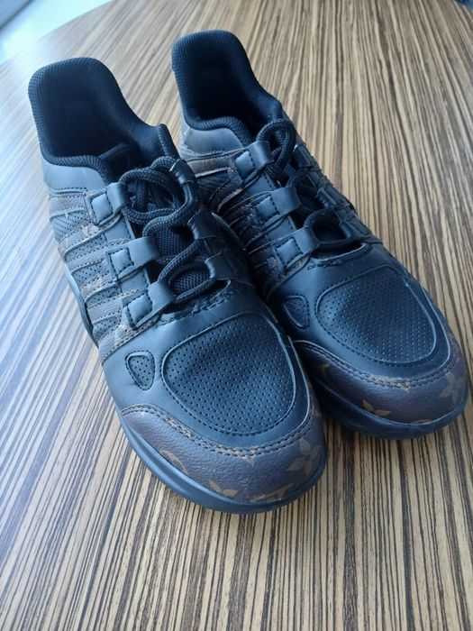 Кроссовки кожзам