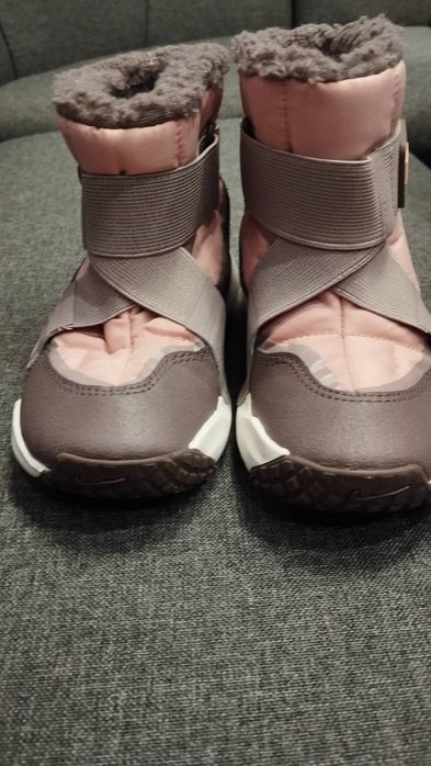 Продавам детски апрески Nike