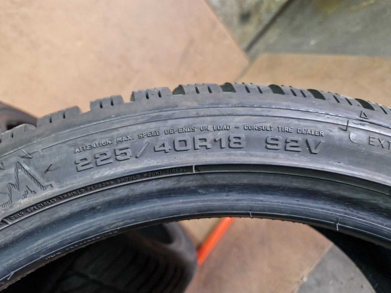 2 Dunlop R18 225/40/ 
зимни гуми DOT3820