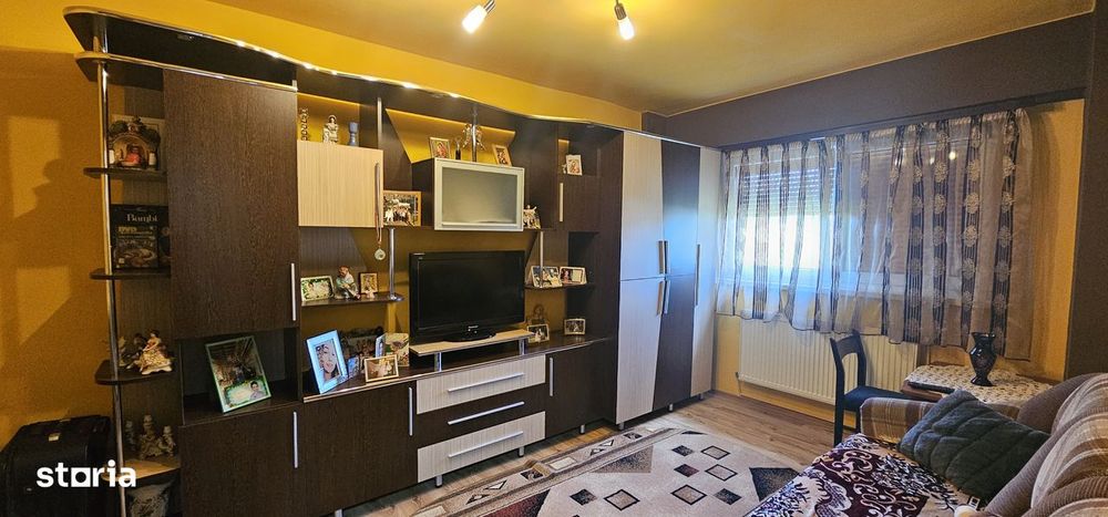 Vandapartament de 3 camere,decomandate ,confort 1 situat pe str.Uzinei