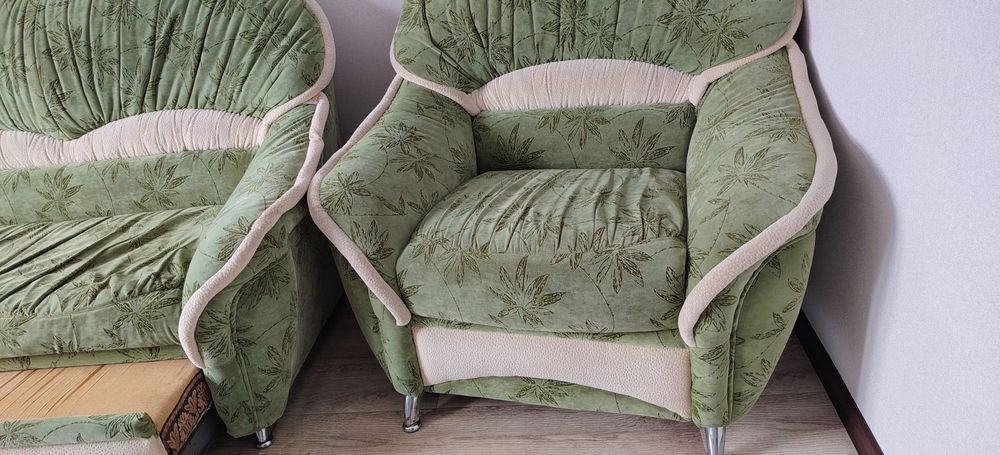 Продаётся мягкая мебель Диван с креслом б/у