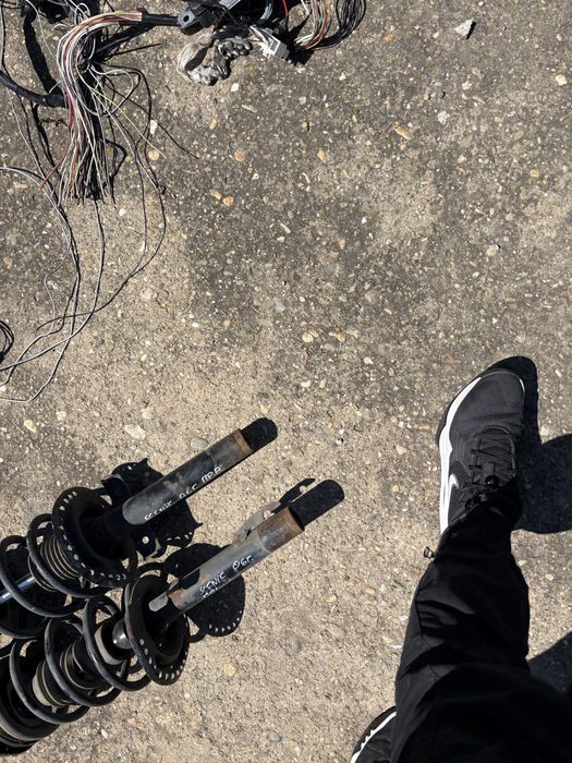 Renault Scenic 1.9dci 120кс 2006 година Предни Амортисьори с Пружини