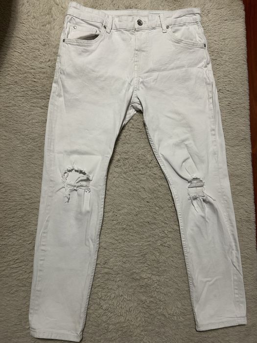 Blugi rupti albi Bershka