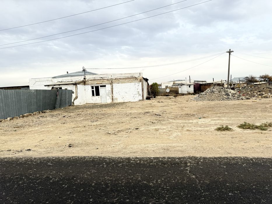 2 бөлмелі үй жерімен сатылады