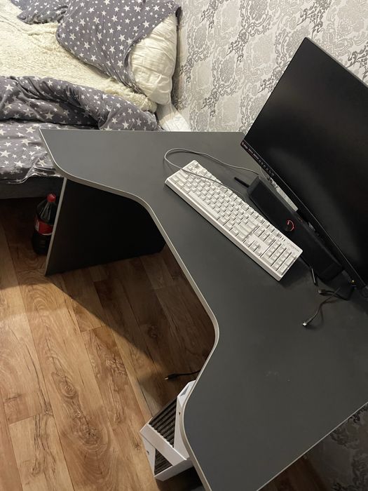 Стол компьютерный игровой