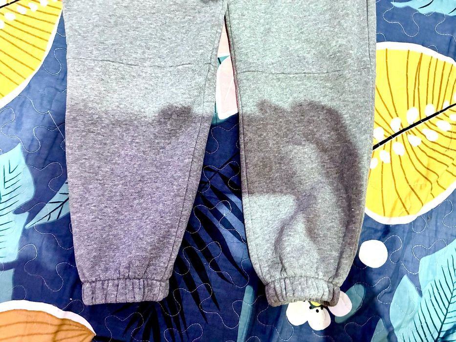 Vând pantaloni Jordan gri