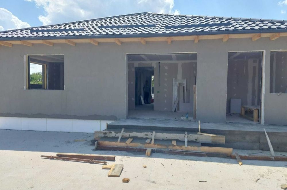 Vând case pe structura metalica