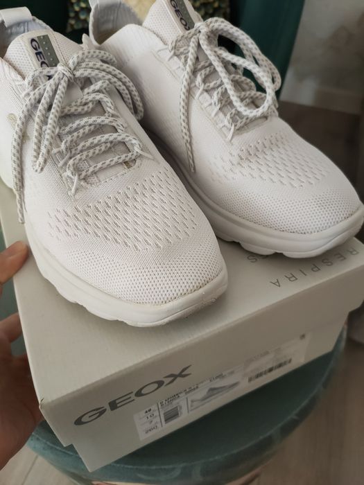 Продам женские кроссовки