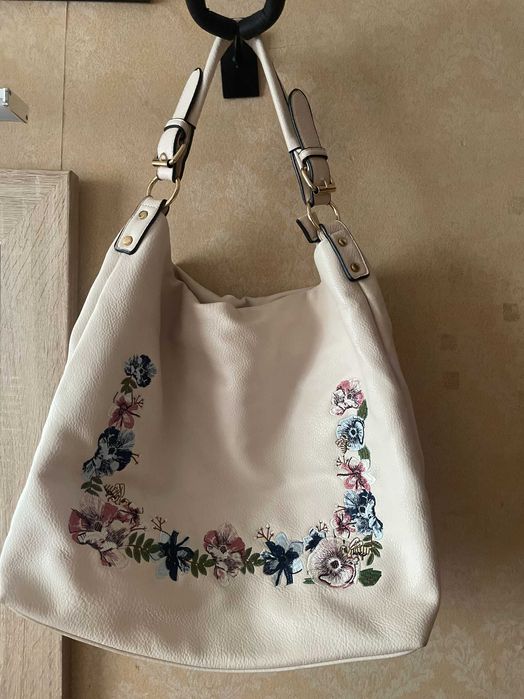 Vand geanta de dama crem cu model floral.