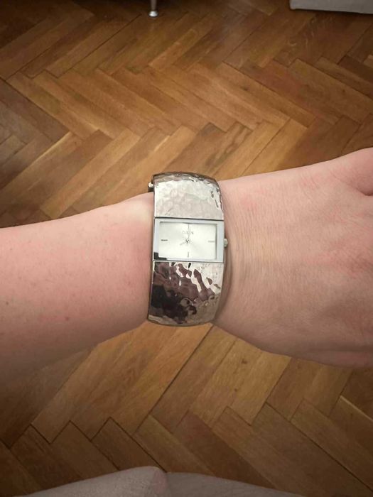 Дамски часовник тип гривна