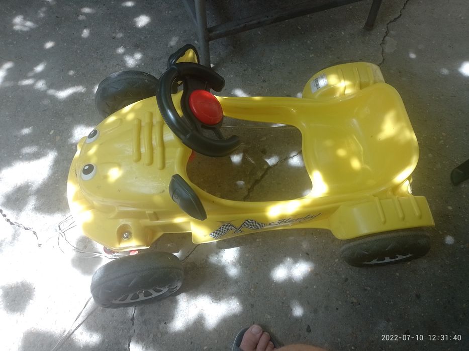 Два броя детски кола с педали