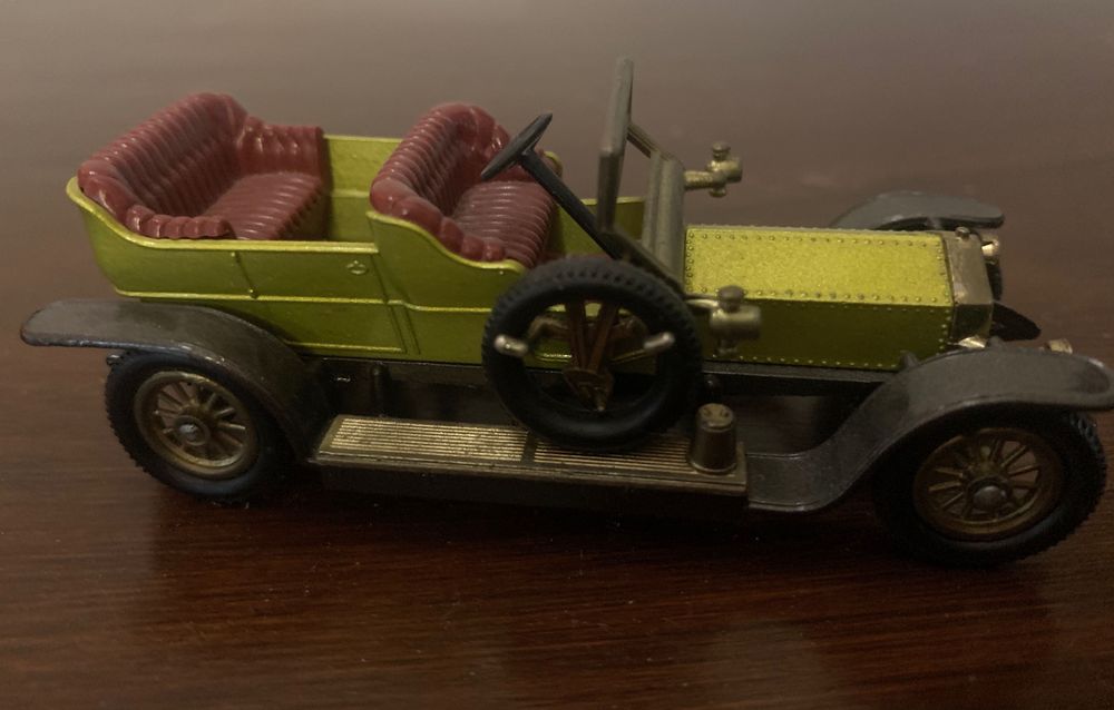 За колекционери - миниатюрни колички и керамични фигури