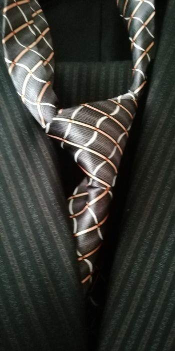 Продавам мъжки костюм