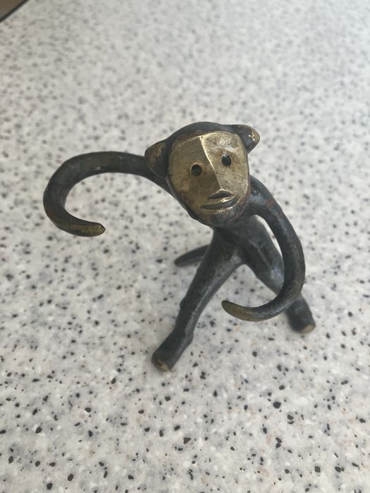 Продам чугунную статуэтку обезьянки