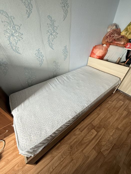 Кровать односпальная с матрасом