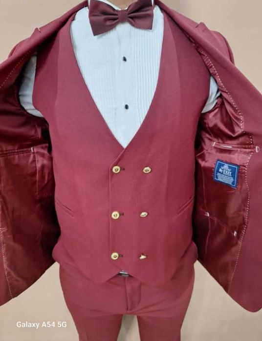 Костюм в Бордо цвят
