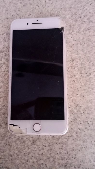 Telefonu se aprinde dar este spart pe spate și pe fata nu face comenzile pentru piese