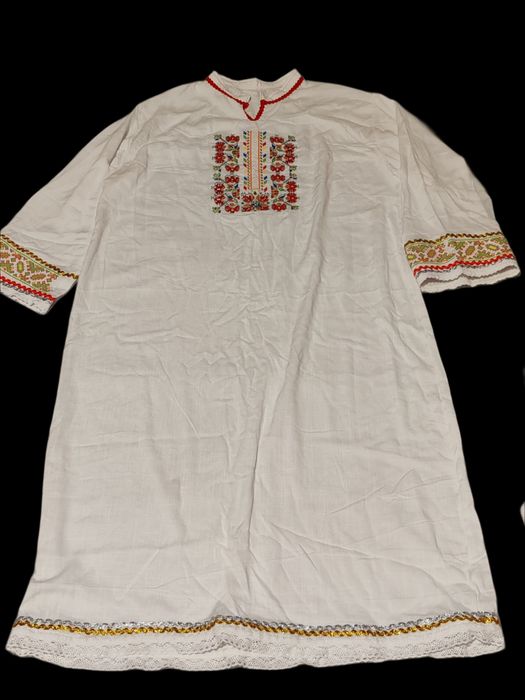 Български носии и бродерия