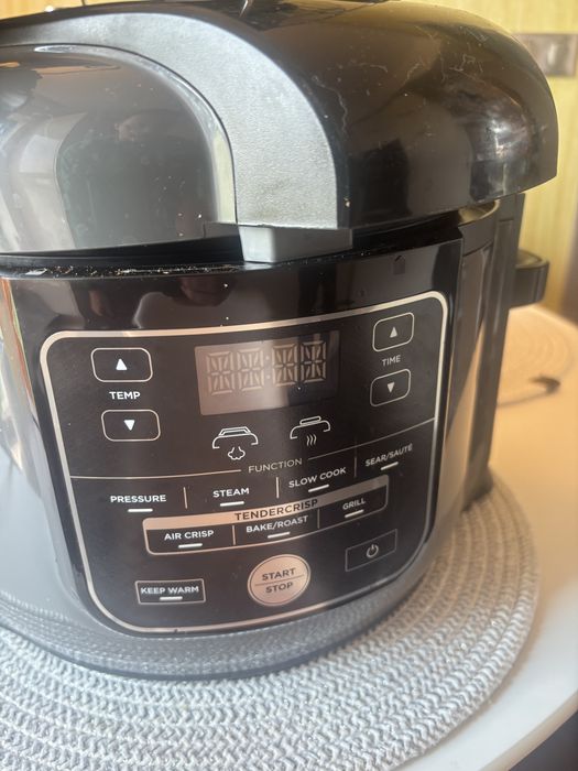 Multicooker ninja 7in1 (oala sub presiune + air frayer)