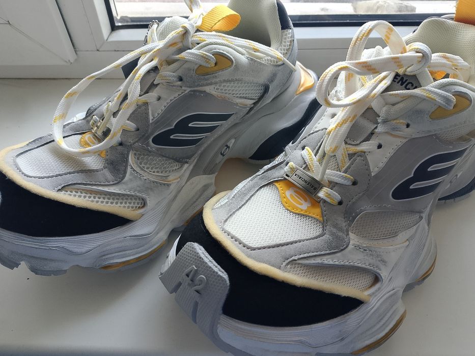 Продам кроссовки новые