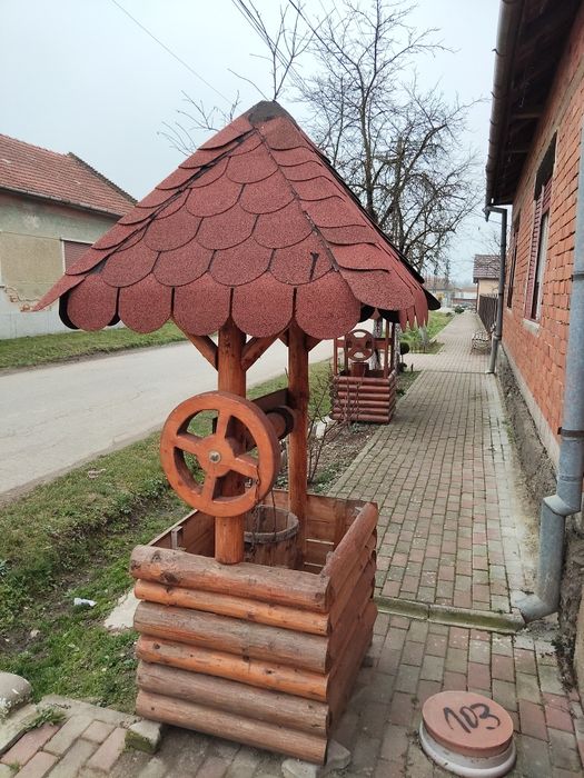 De vinzare fintina din lemn