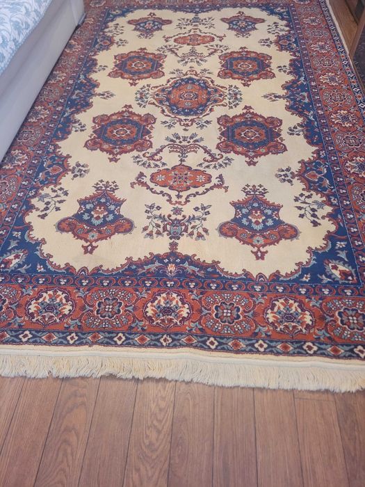 Covor Persan confectionat la Cisnadie manual.