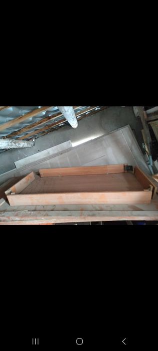 Стол среднего размера