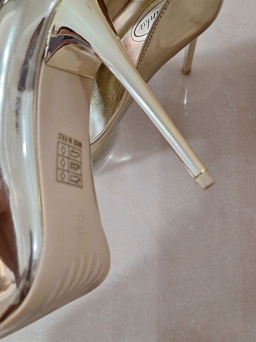 Дамски Обувки на Висок ток в Златист цвят
