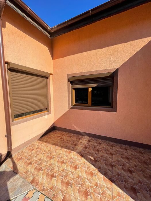 Usi de garaj și rulori din aluminiu .