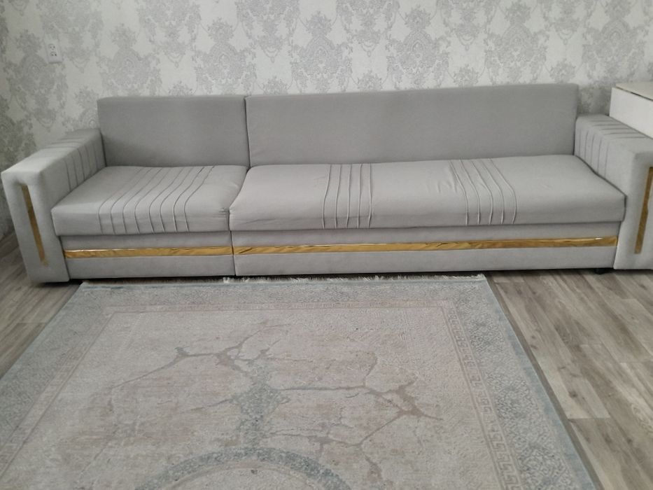 Продаю диван для гостиной.