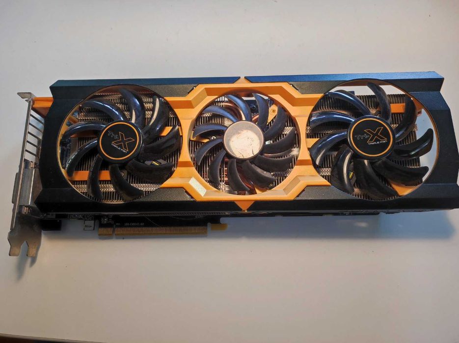 Продават се 2 видеокарти Radeon R9 270X на AMD