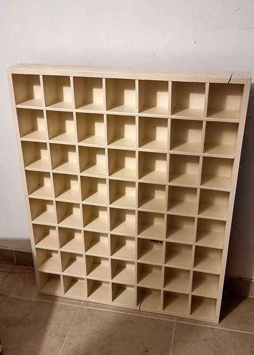 Стелаж за бижута