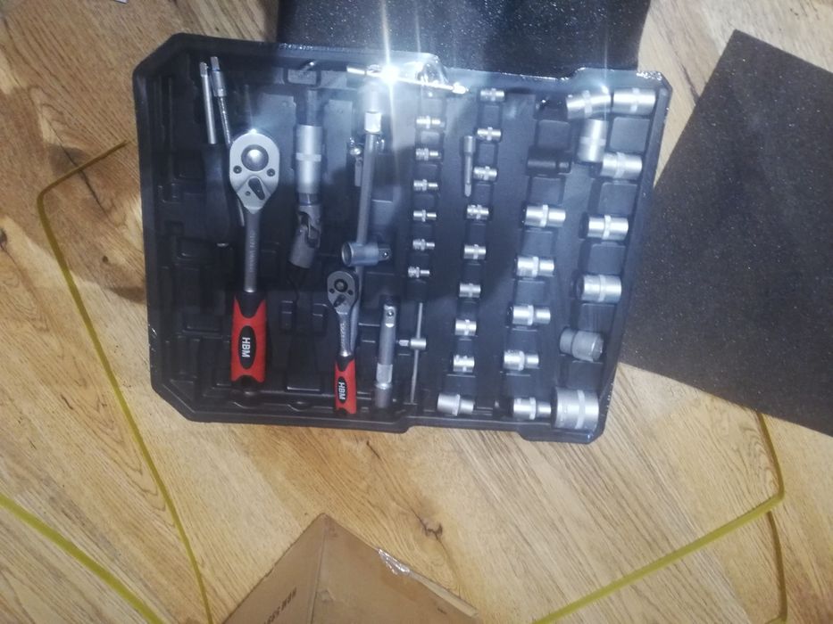 Продавам куфар с инструменти 599 части н