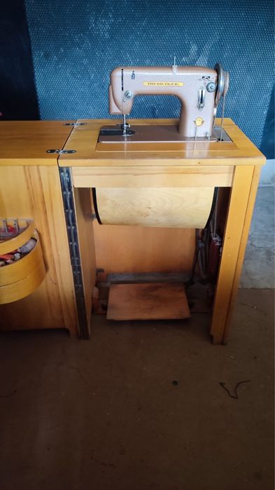 Швейная машинка ножная.
