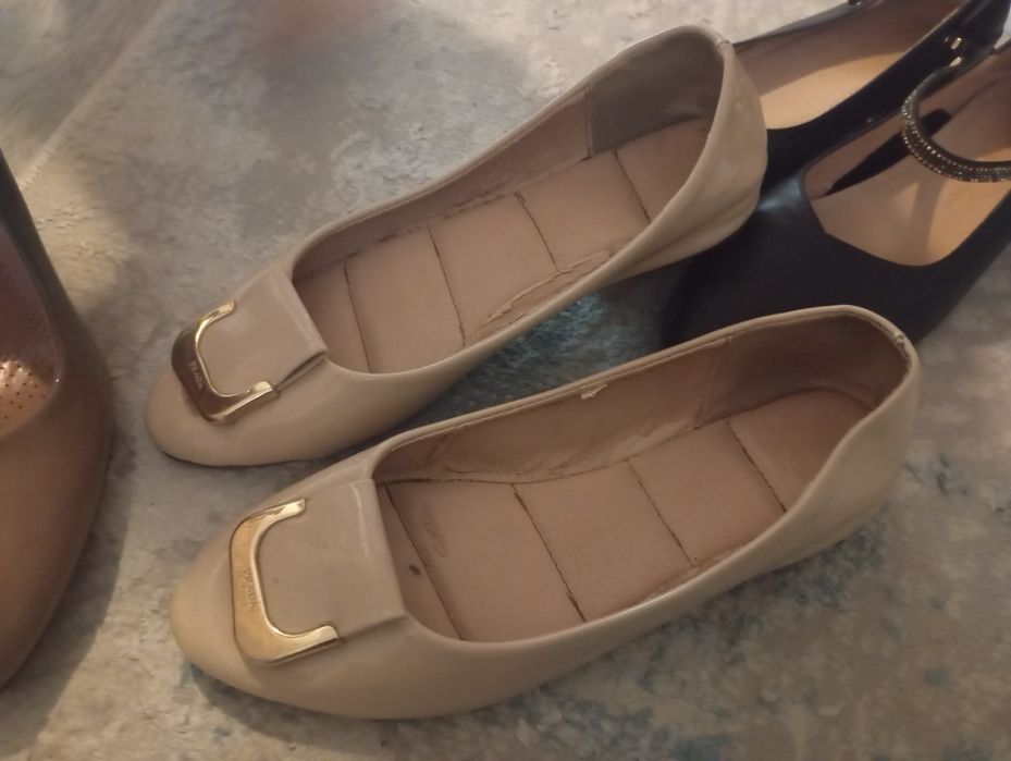 Продам женскую обувъ