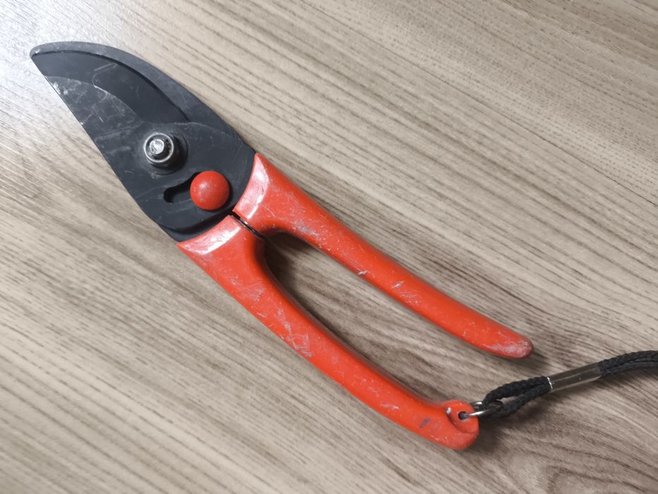 Ножици за подрязване на лизи , асми и овошки