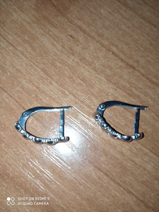 Серебряные серьги продам новые,