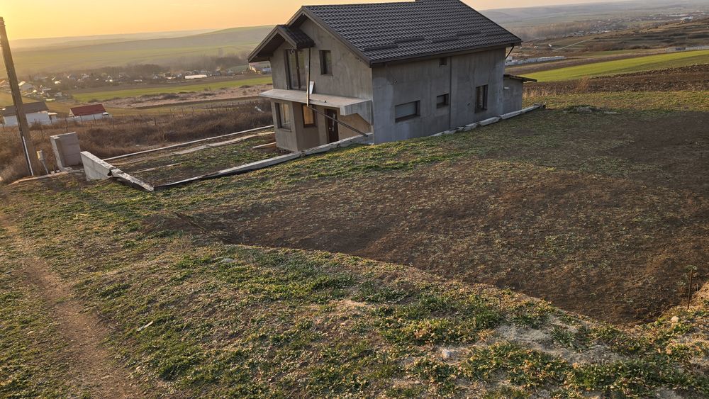 Teren intravilan cu privelişte superbă - Floreşti, DJ, curent 380V