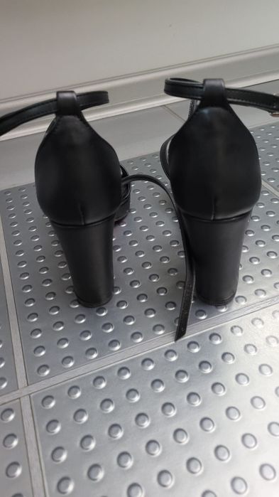 Дамски сандали на висок ток