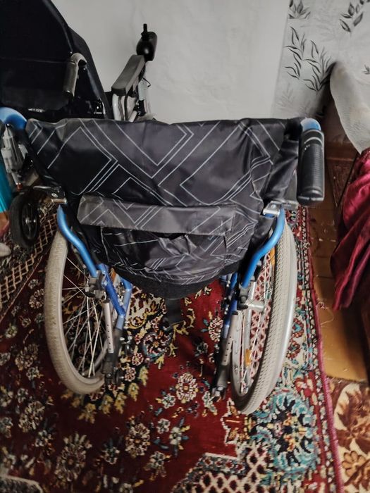 Инвалидное кресло электрическое,и простое