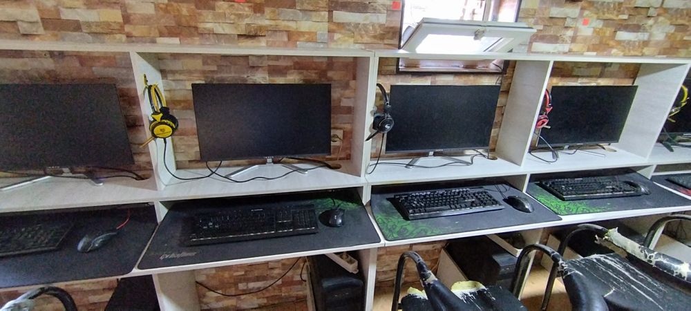 Продаётся PlayStation 4шт. телевизор 4шт. Поставка стол 3 шт. Диван-кр