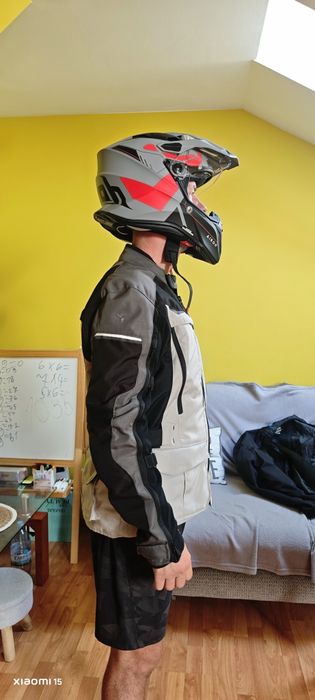 Echipament moto touring. Casca moto, geacă moto.
