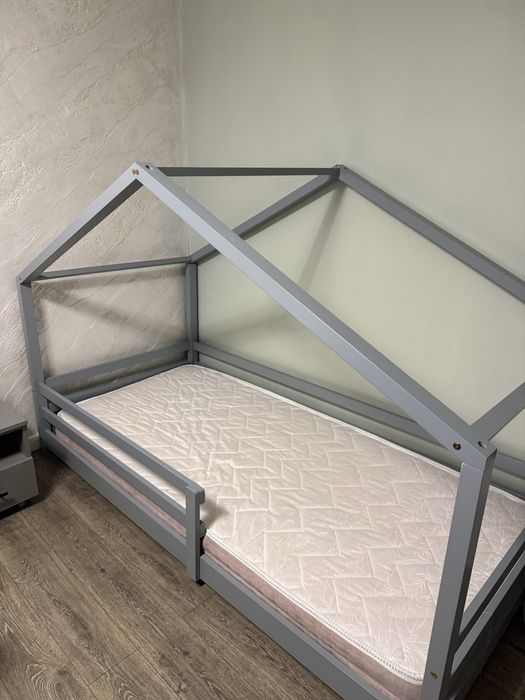Pat copii design casuta Selena, en.casa, 205 x 97 x 136 cm, lemn de brad, gri deschis mat lacuit plus saltea