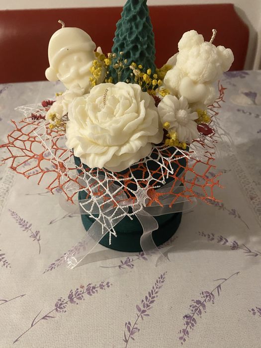 Realizez decoratiuni handmade din ceara naturala