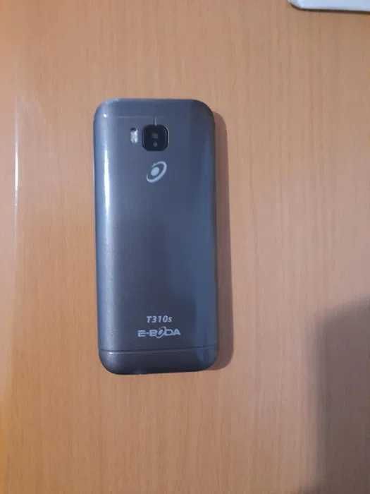 Vand telefon E-BODA, cu incarcatorul original