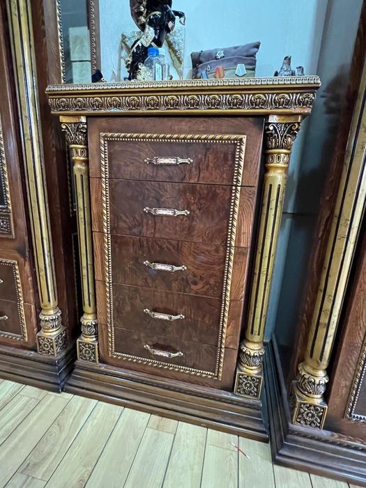 Продаётся классический мебельный гарнитур