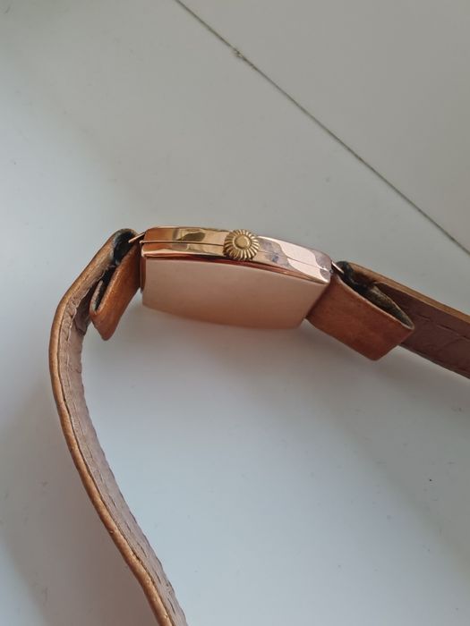 Продавам златен часовник 9к