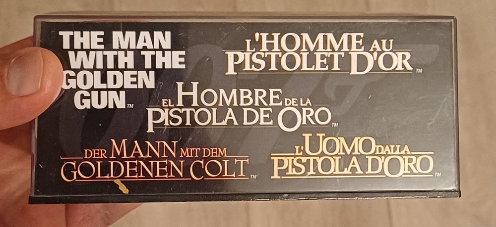 Това е колекционерски модел на автомобил MGB в мащаб 1:43, който е час